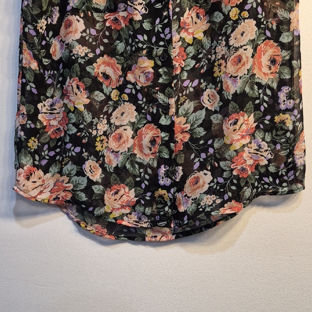 4 / $ 15🌟Source Unknown Black Floral Sleeveless Button-Front Top - Picture 5 of 8